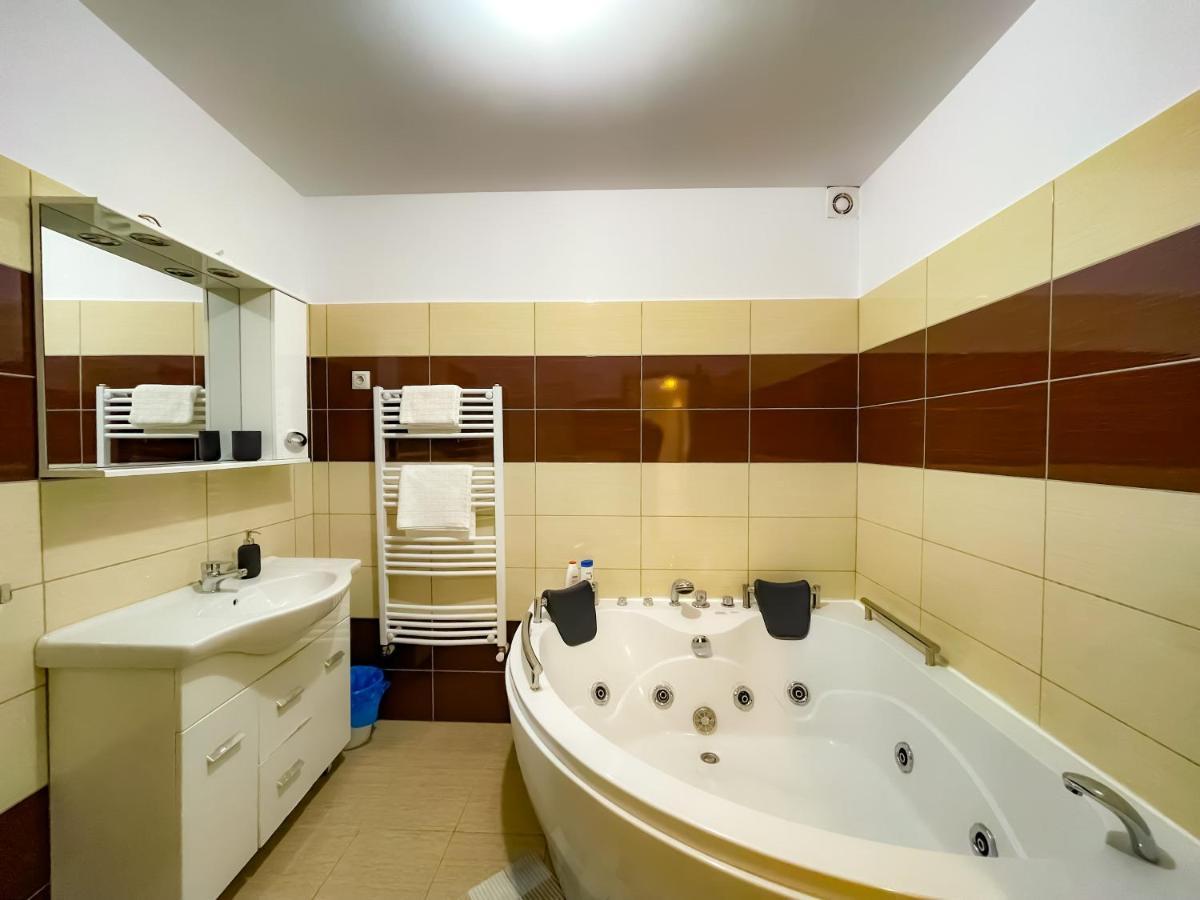 Cool Flat With Hot Tub In The Old Town Appartamento Bucarest Esterno foto